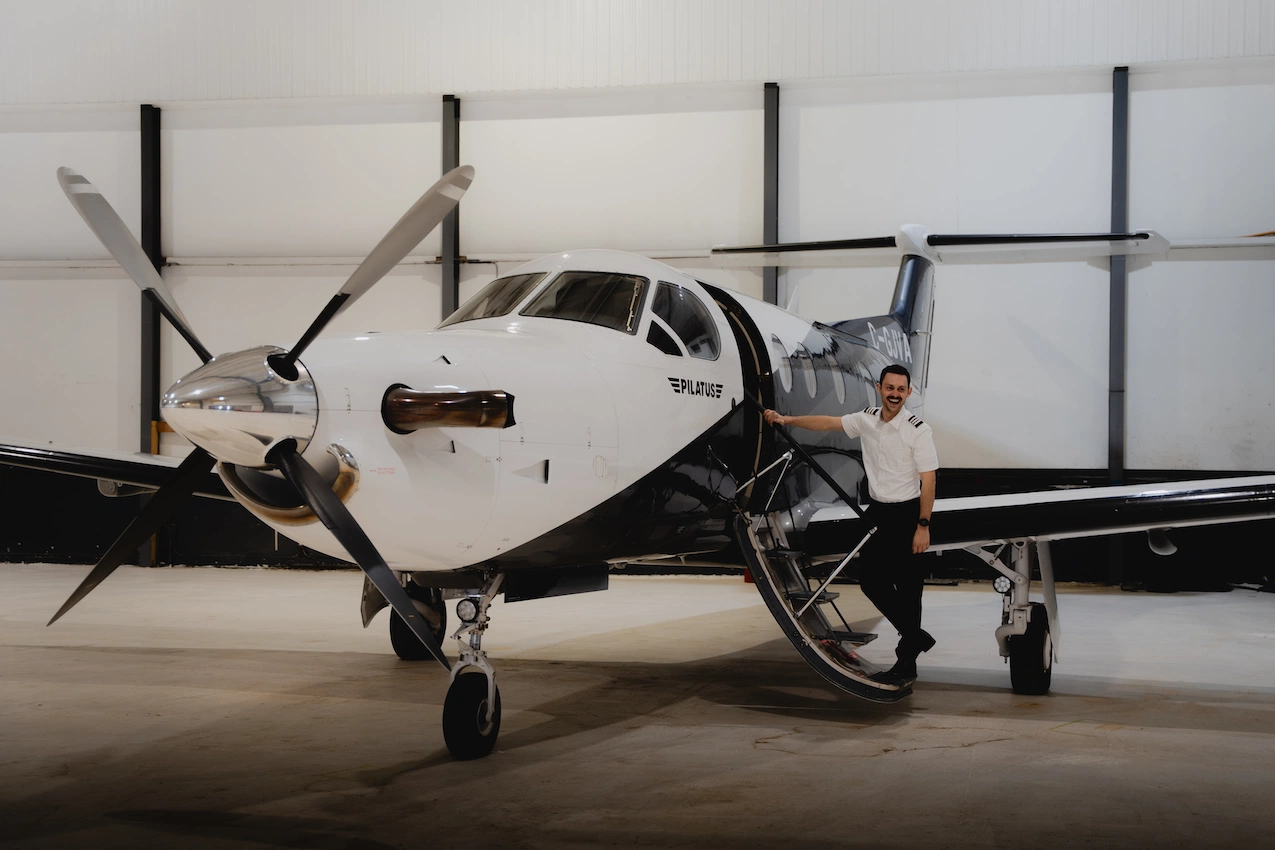 Avion privé sur piste avec un pilote accueillant deux passagers